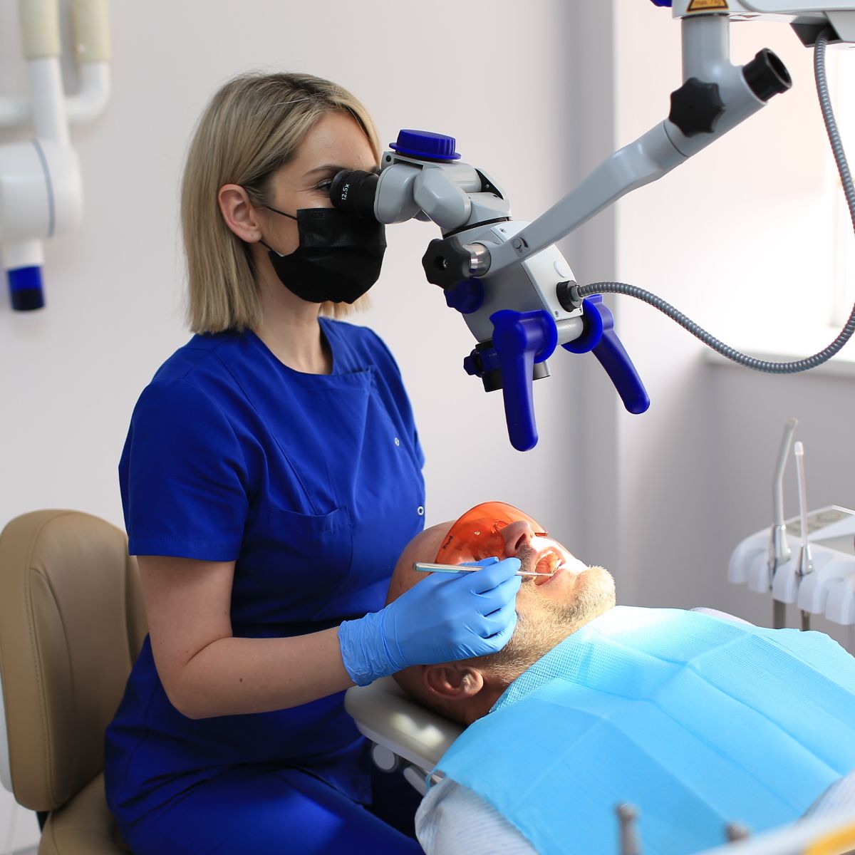 Довольная пациентка оценивает результат